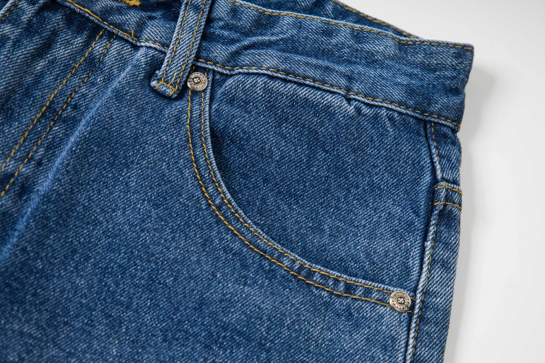 P260 Chrome Hearts light blue pants, Sanskrit blue and white patchwork leather jeans. CH jeans need to be washed and then disassembled and hand-stitched with sheepskin cross leather and then spliced ​​together. The whole piece has too many craftsmanship to explain. The patchwork cross pattern is embellished, and the high-waisted washed jeans! ! Absolutely high-end luxury products, god-level single products and super popular products, made with top heavy industry, a must-see magic weapon. Customized hardware. The fabric is thick and soft after washing. It has good breathability. Customized small leather label. Unique design. The details are simple and elegant, and the workmanship is exquisite. The entire trousers are neatly routed and the details are in place! It’s so cool that both men and women can easily control the genderless trend! Style number: 1805# Color: blue Size: 28 30 32 34